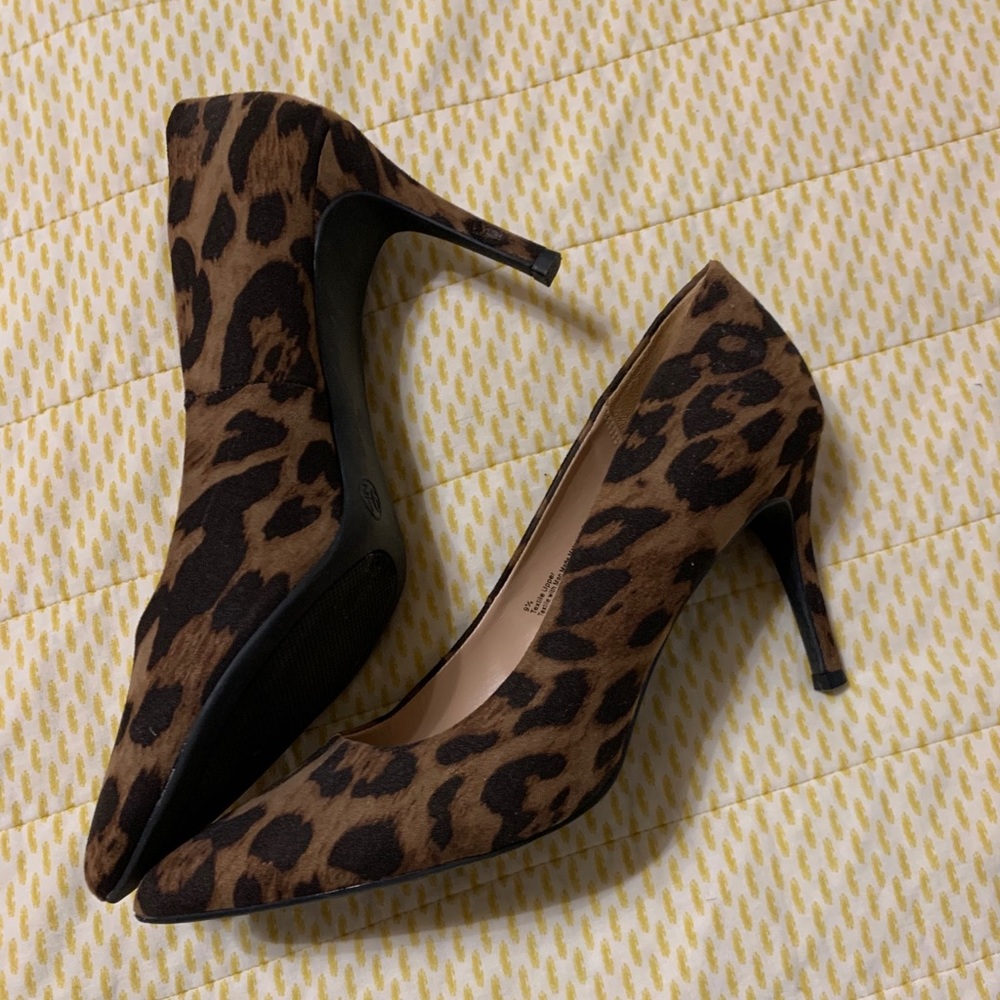 Size 9.5 leopard pump